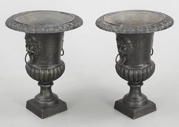 URNOR, ett par, bemålad metall, empirestil, 1900-talets andra hälft.