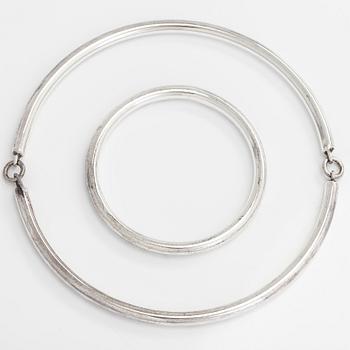 Kaija Aarikka, A sterling silver necklace and bracelet, Ilmari Puhakka, Joutsa for Aarikka 1984 and 1988.