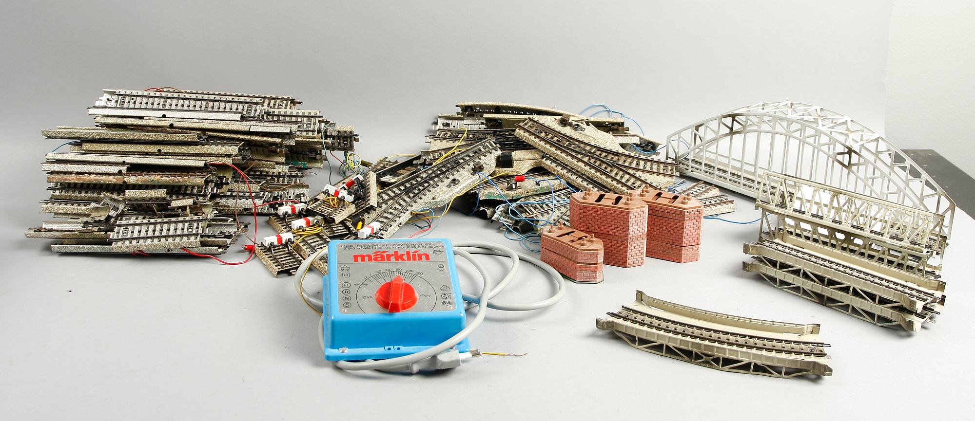 RÄLSDELAR, VÄXLAR, BROAR samt transformator, ca 125 delar, Märklin, H0.