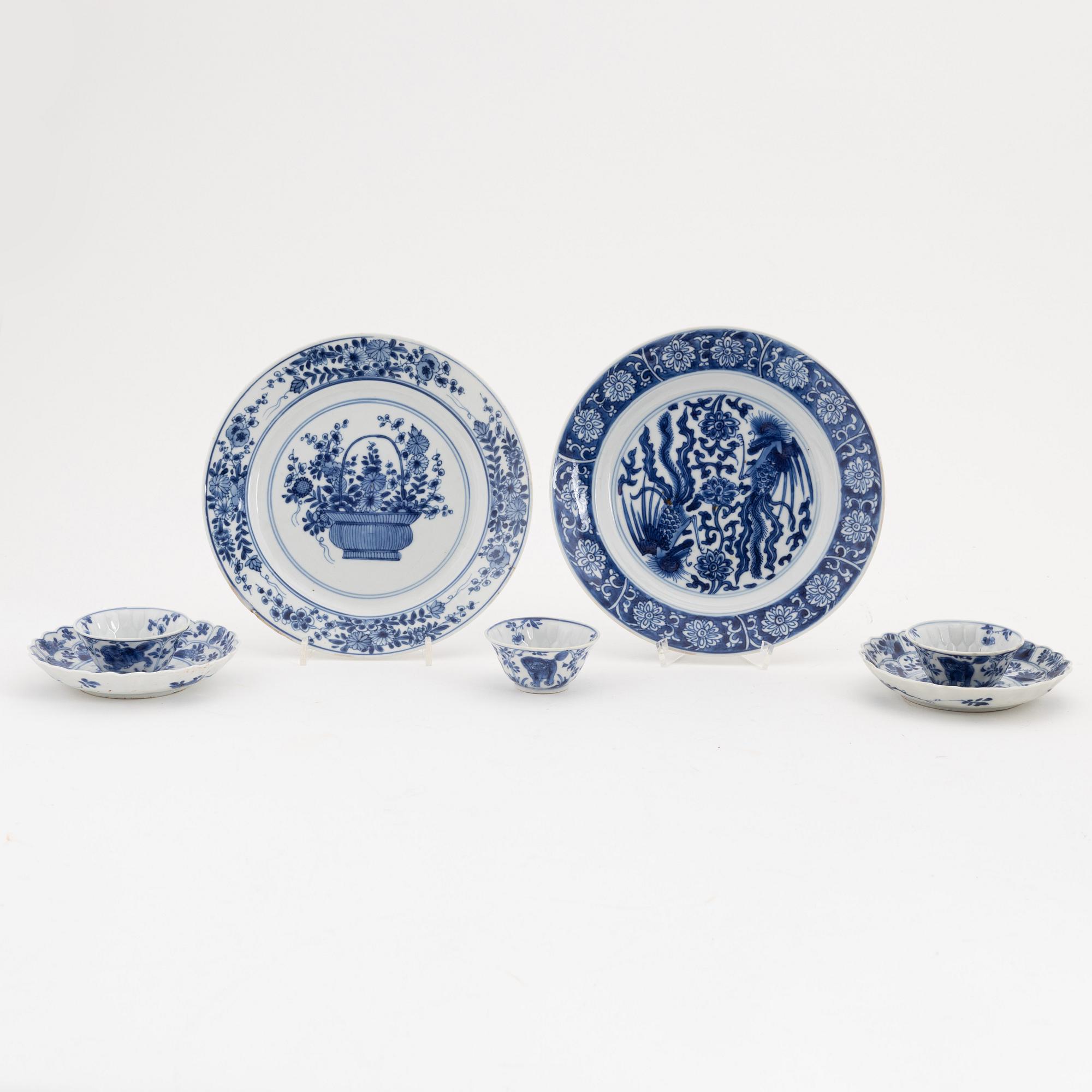 A group with two Chinese blue and white plates, two small dishes and three cups, Qing dynasty, Kangxi (1662-1722).