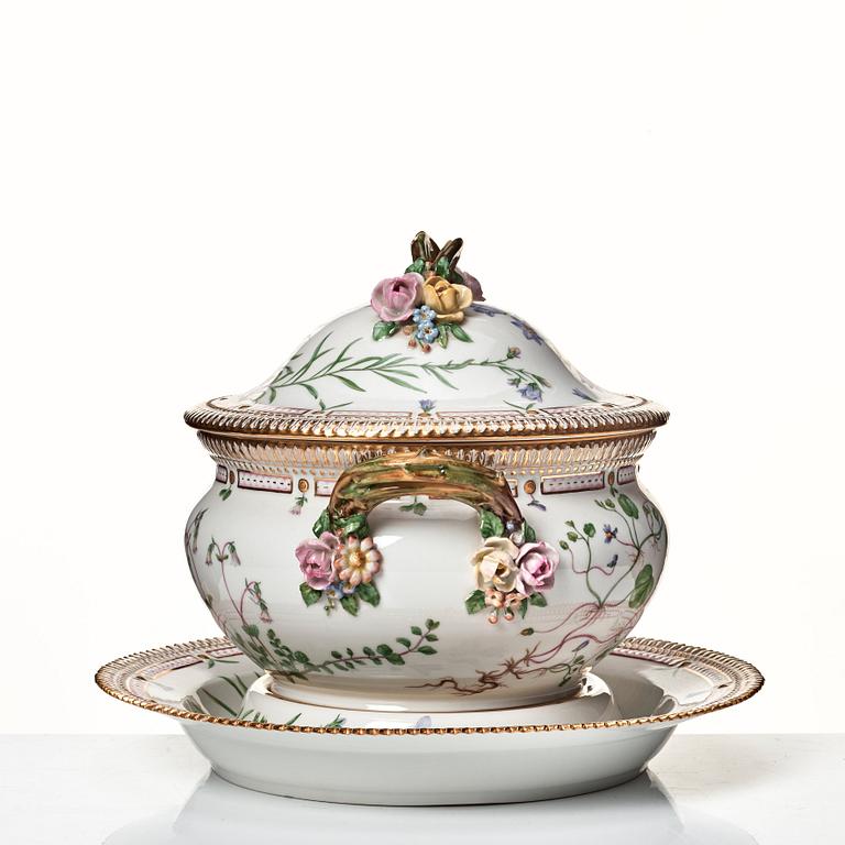 Terrin med lock och fat, porslin. Royal Copenhagen, "Flora Danica", Danmark, 1900-tal.