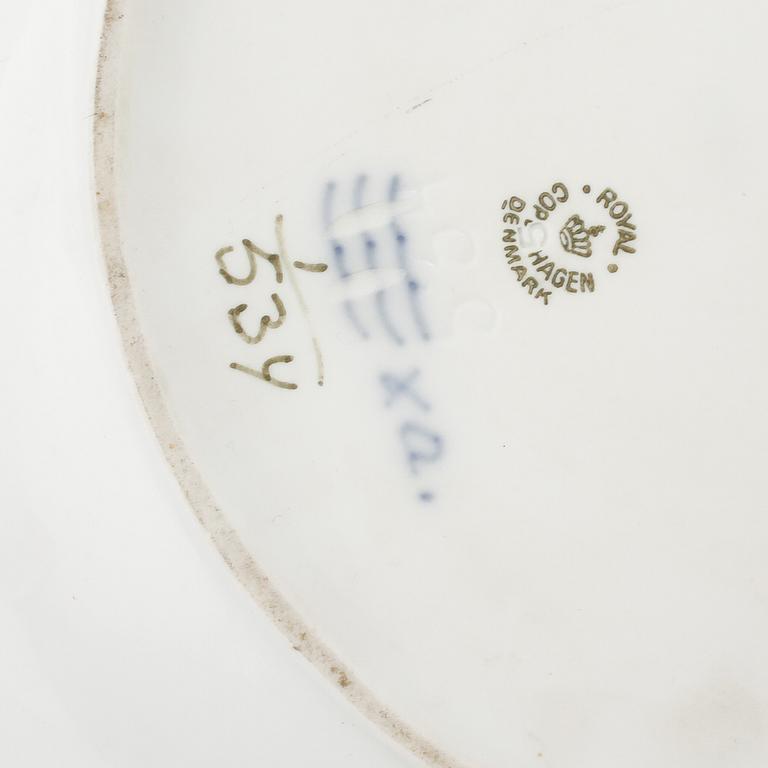 SERVISDELAR, 55 st, porslin, "Musselmalet", Royal Copenhagen, 1900-talets andra hälft.