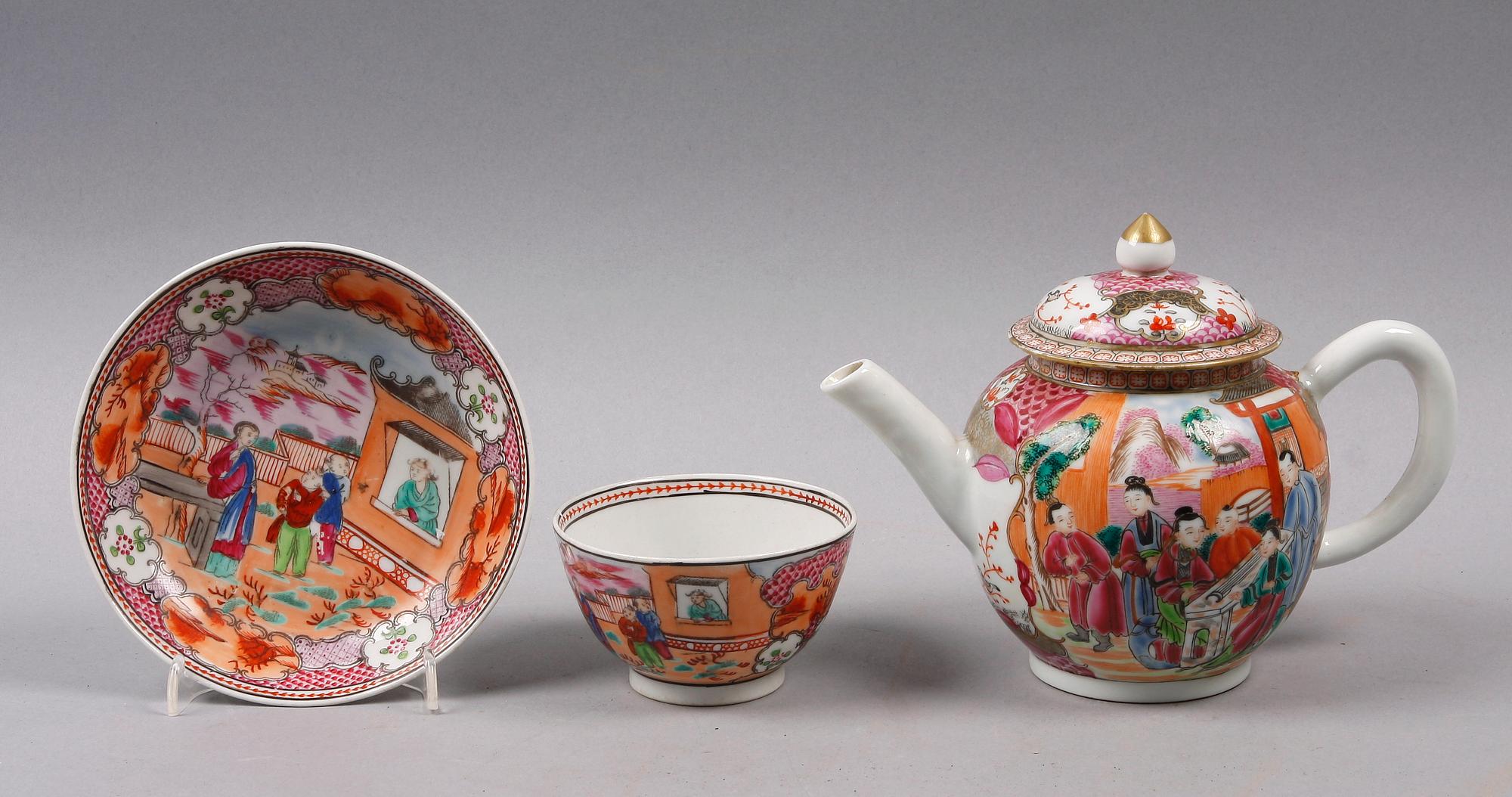 KOPP MED FAT samt TEKANNA, porslin, Kina, 1800-tal.