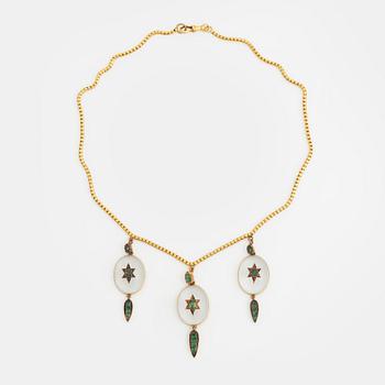 Collier 18K guld med bergkristall och gröna folierade stenar, möjligen smaragder.