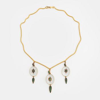 412. A Victorian 18K gold necklace with rock crystal set with green stones, possibly emeralds. Around 1880.