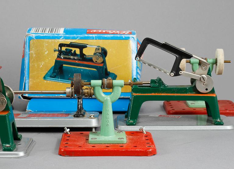 LEKSAKER, 8 delar, Wilesco och Mamod, 1900-talets tredje kvartal.