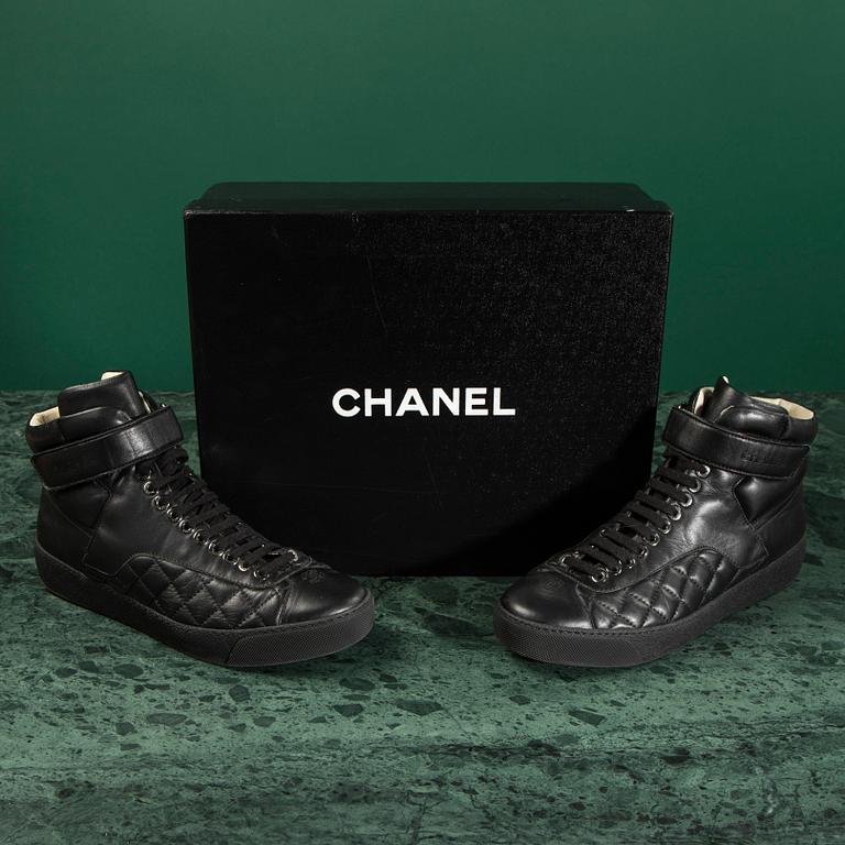 A pair of SNEAKERS by CHANEL, size 39.