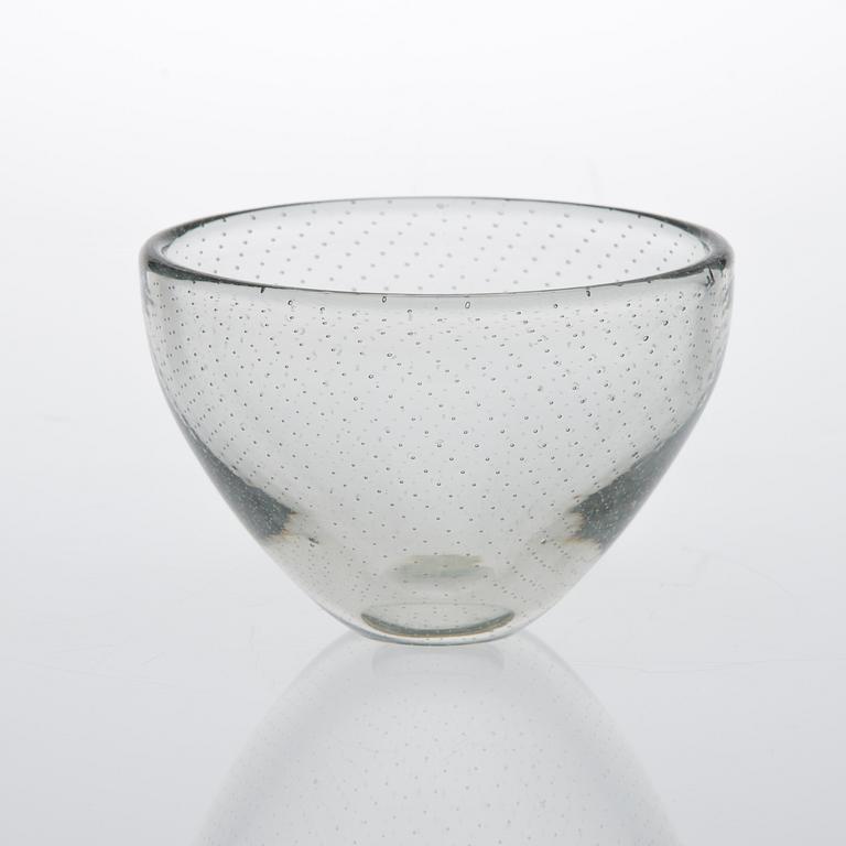 VAS, glas, signerad med syrapenna G. Nyman, Nuutajärvi, daterad 1947.