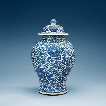 1577. A blue and white jar with cover, Qing dynasty, 18th Century.