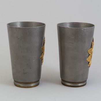 BÄGARE, två stycken, Firma Svenskt Tenn, senare dekorerade med kartuschplåtar, daterade 1930.