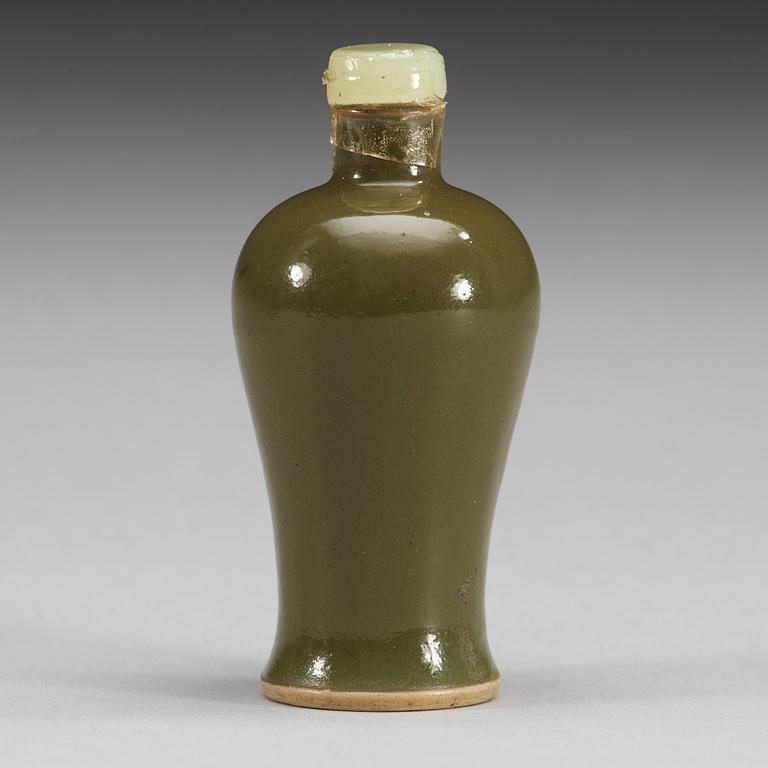 A teadust green glazed snuff bottle, presumably late Qing dynasty.