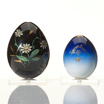 Ägg, två stycken, porslin. Ryssland, 1890-1900, troligen Kejserliga porslinsmanufakturen, St Petersburg.