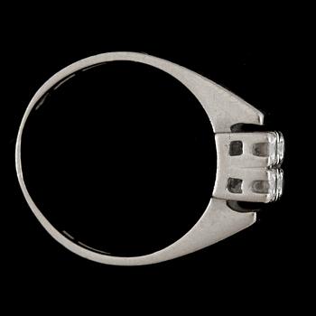RING, 18k vitguld med 4 briljantslipade diamanter, enligt gravyr 0,24 ct. Vikt ca 4 gram.
