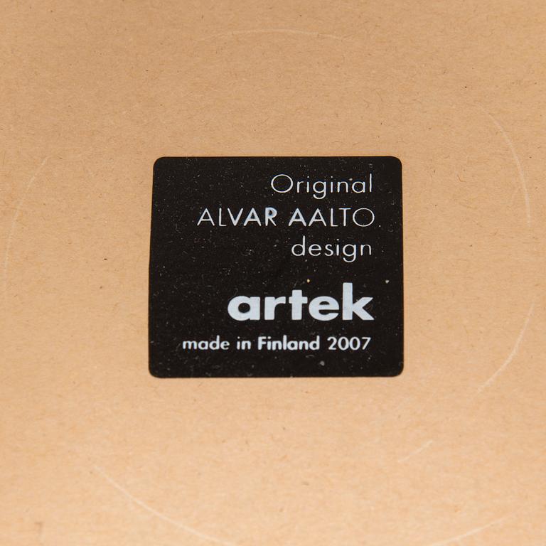 Alvar Aalto, pöytä, sekä tuoleja, 3 kpl, Artek 2006 ja 2007.