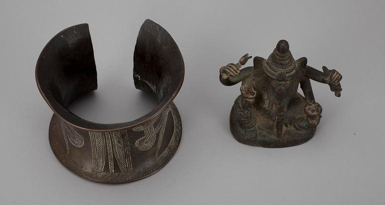 SKULPTUR, guden Ganesha, Indien 1900-tal. ARMBAND, brons, Afrika, 1900-tal.