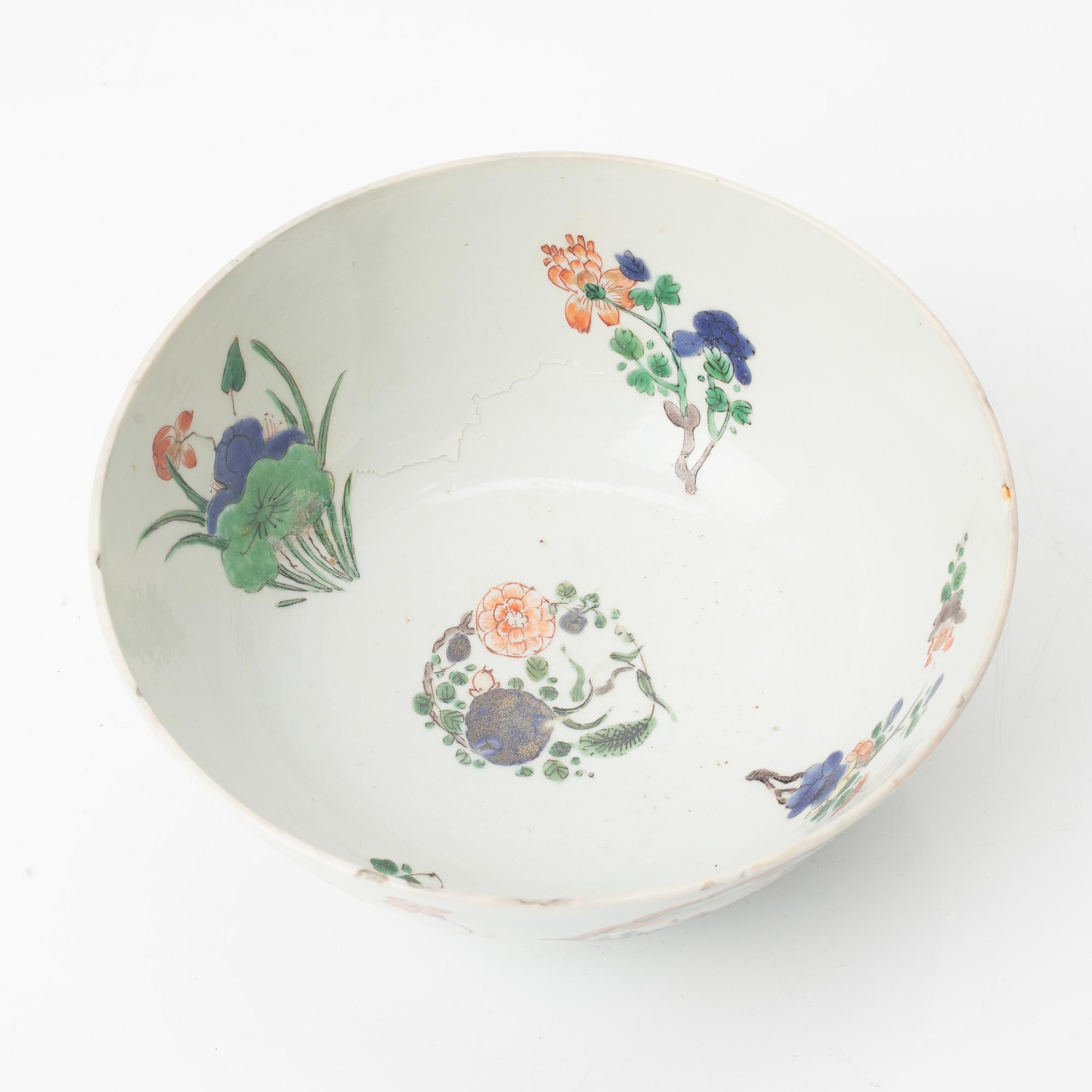 A Chinese famille verte porcelain bowl, Qing dynasty, Kangxi (1662-1722).