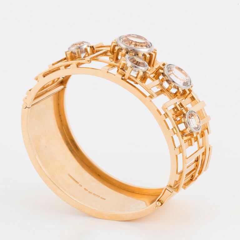 Claës E. Giertta, armring, Stockholm 1966, med fasettslipade bergkristaller, 18K.