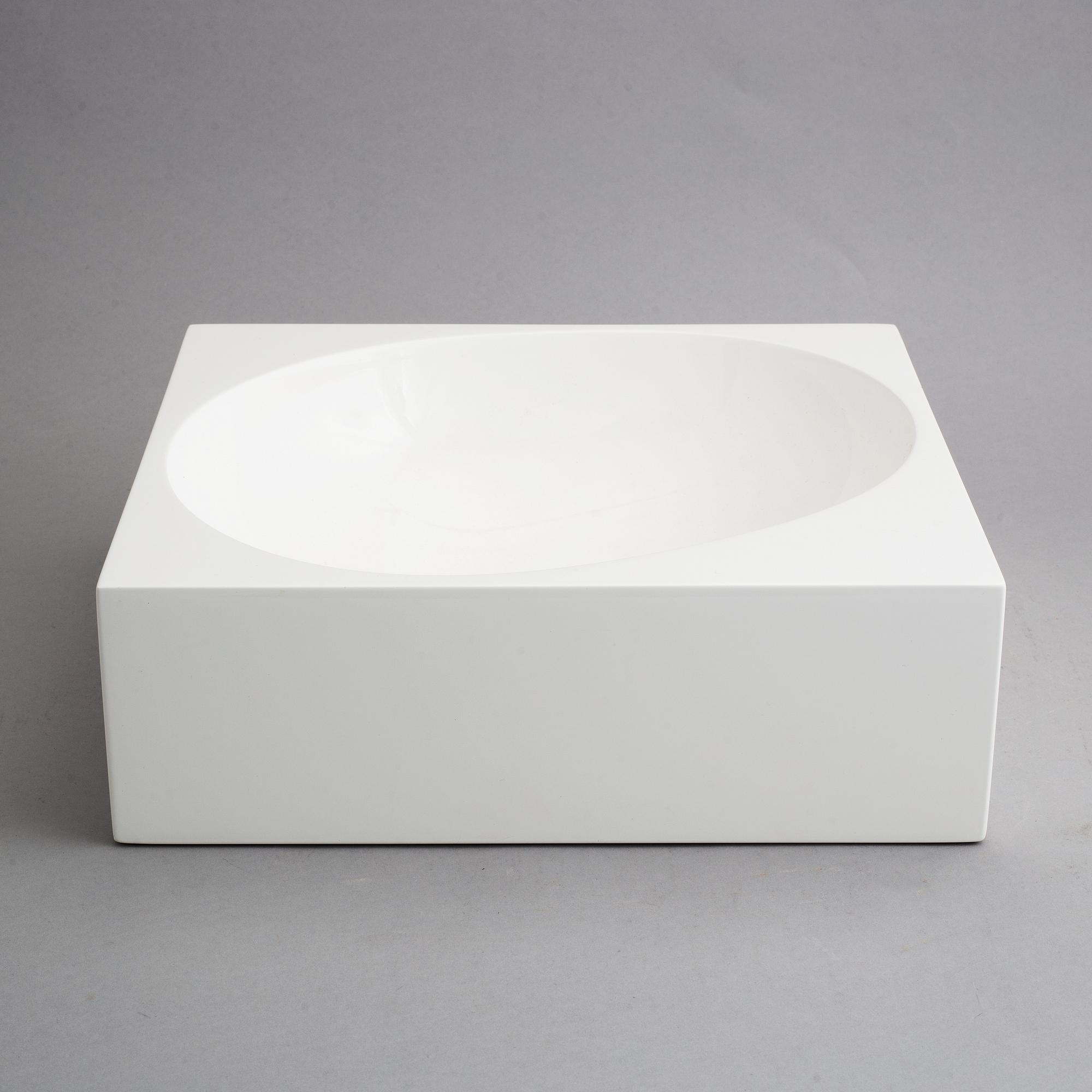 Naoto Fukasawa, a contemporary serving bowl "Outside" for B&B Italia.