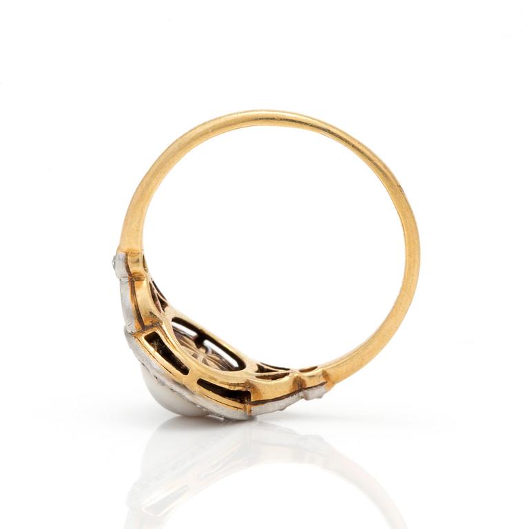 HÄNGE samt RING med odlade pärlor samt rosen och fasettslipade diamanter.