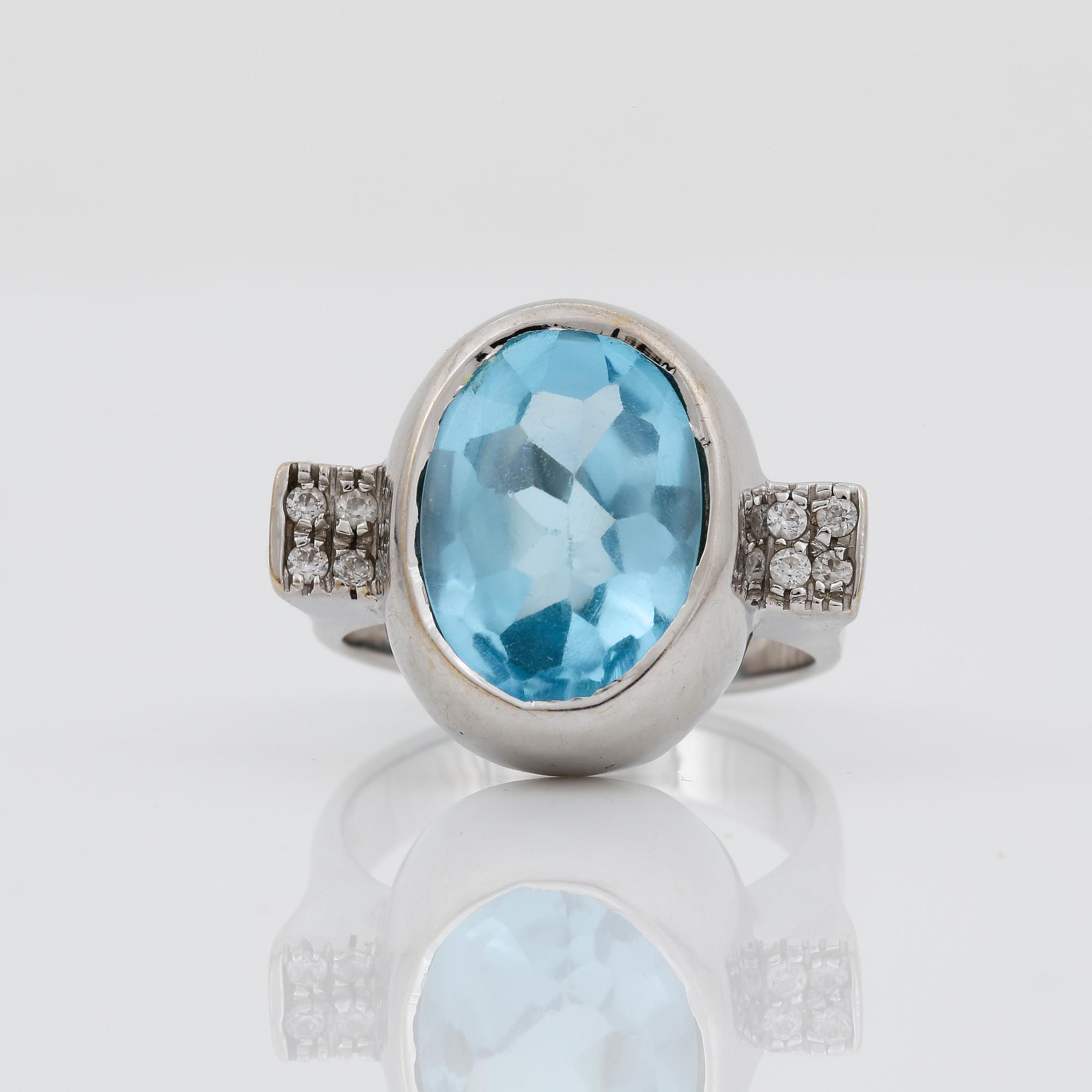 RING, 18K vitguld med cabochonslipad och fasetterad blå topas tot ca 9,18 ct, Arezzo, Italien. Vikt 9,23 g.