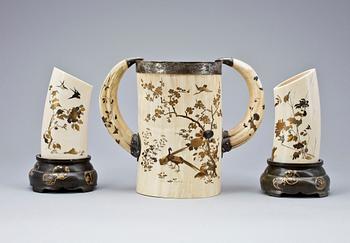 175. VASER, tre stycken, elefenben, lack samt ben. Japan, Meiji, ca 1900.