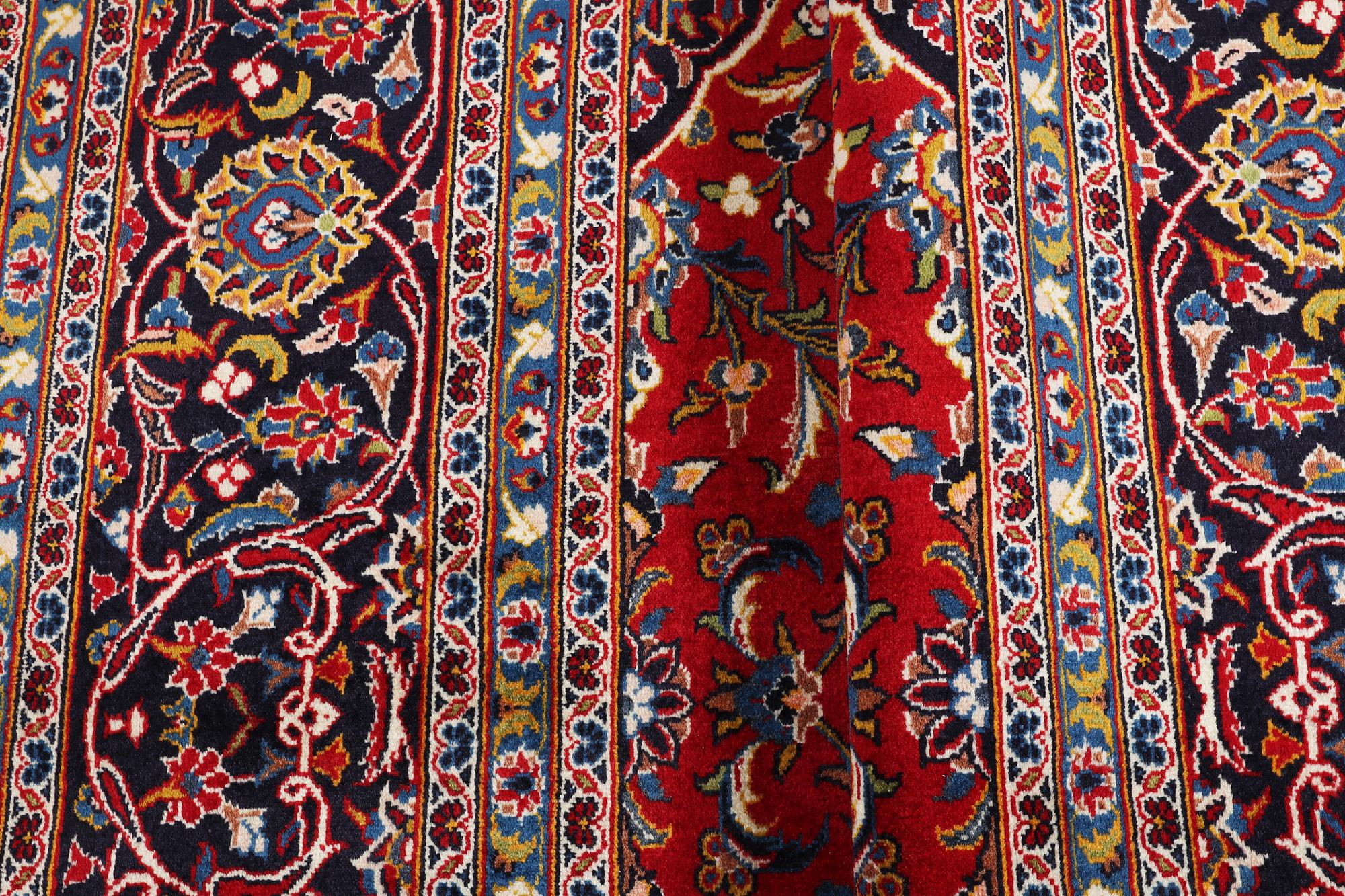 A carpet, Kashan, ca 497 x 298 cm.