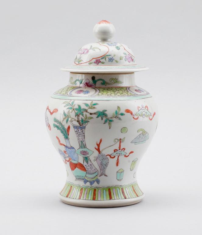 LOCKURNA, porslin, Kina, 1900-tal.