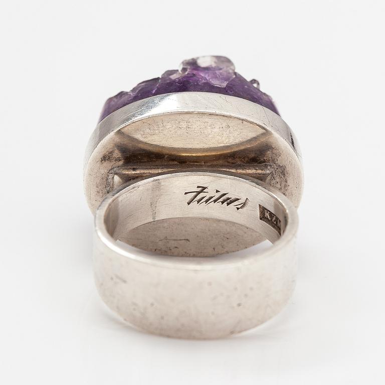 Sormus, hopeaa ja ametist. Mattson Konsthantverk Zilas, Mörrum 1971.