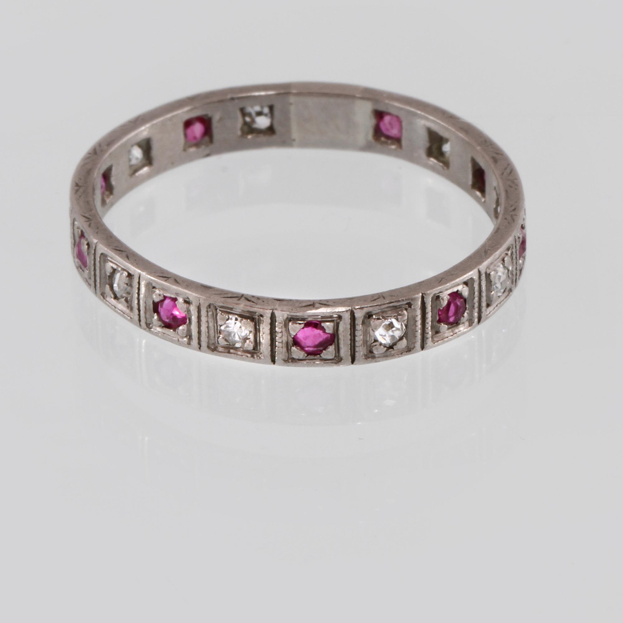 RING, 18K vitguld med fasettslipade diamanter och rubiner. Vikt 2,5 gram.