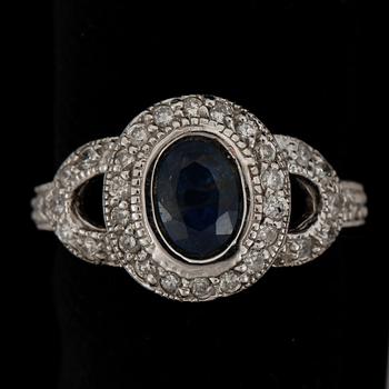 RING, 14k vitguld med blå safir, ca 1,55 ct, samt briljantslipade diamanter, tot ca 0.58 ct.