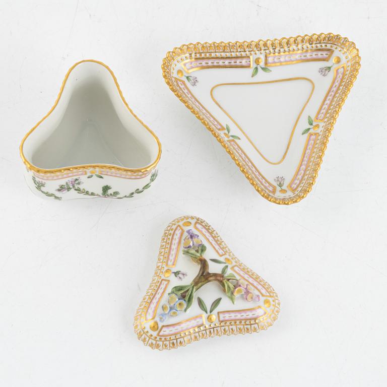 Crèmekopp med lock och fat, porslin, "Flora Danica", Royal Copenhagen, Danmark.
