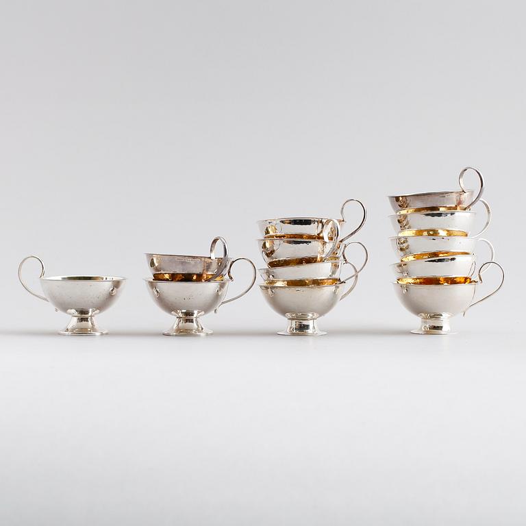 PUNCHMUGGAR, 12 st, silver, bl a GAB, Ceson, 1980-/90-tal. Total vikt 371 gram.