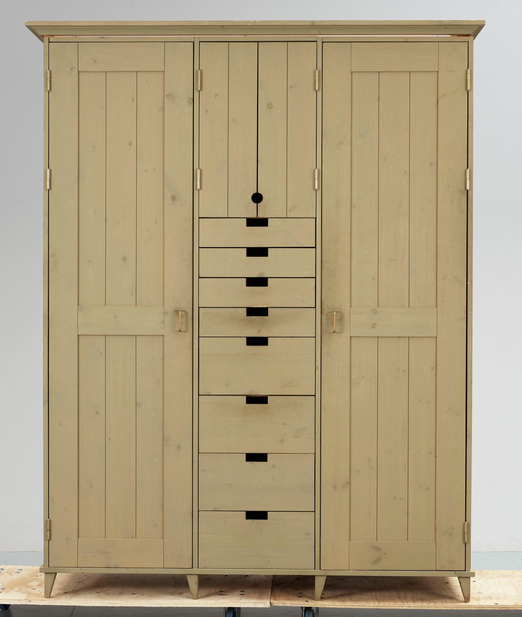 KLÄDSKÅP, Norrgavel, sent 1900-tal.