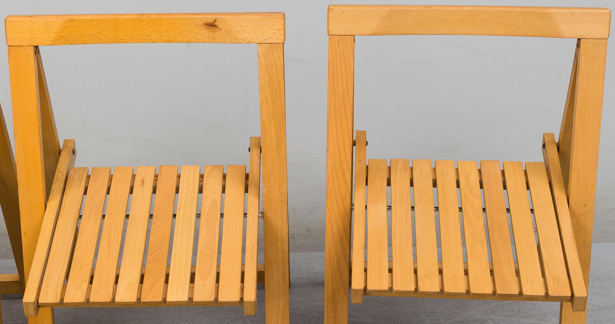 A gateleg table and 4 chairs, late 20th century.