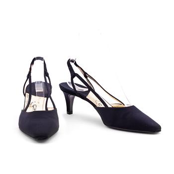605. CHANEL, a pair of black silk pumps. Size 38 1/2.