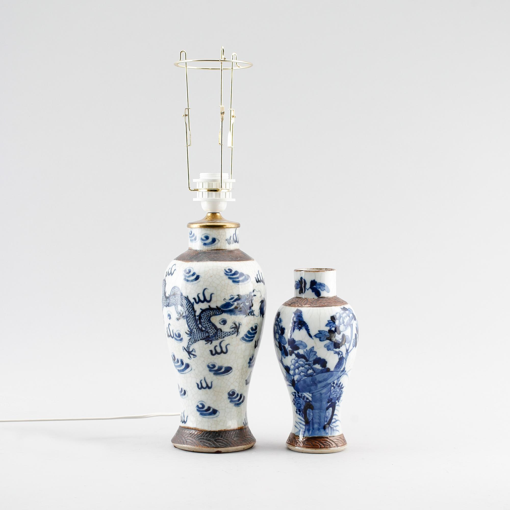 BORDSLAMPA samt VAS, porslin, Kina, 1900-talets första hälft.