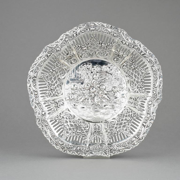 SKÅL, silver, importstämplar samt Oskar Lindroos, Helsingfors, 1931. Vikt ca 304g.