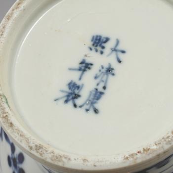 VAS, porslin, Qing dynastin, med Kangxis sex karaktärers märke, 1800-talets andra hälft.