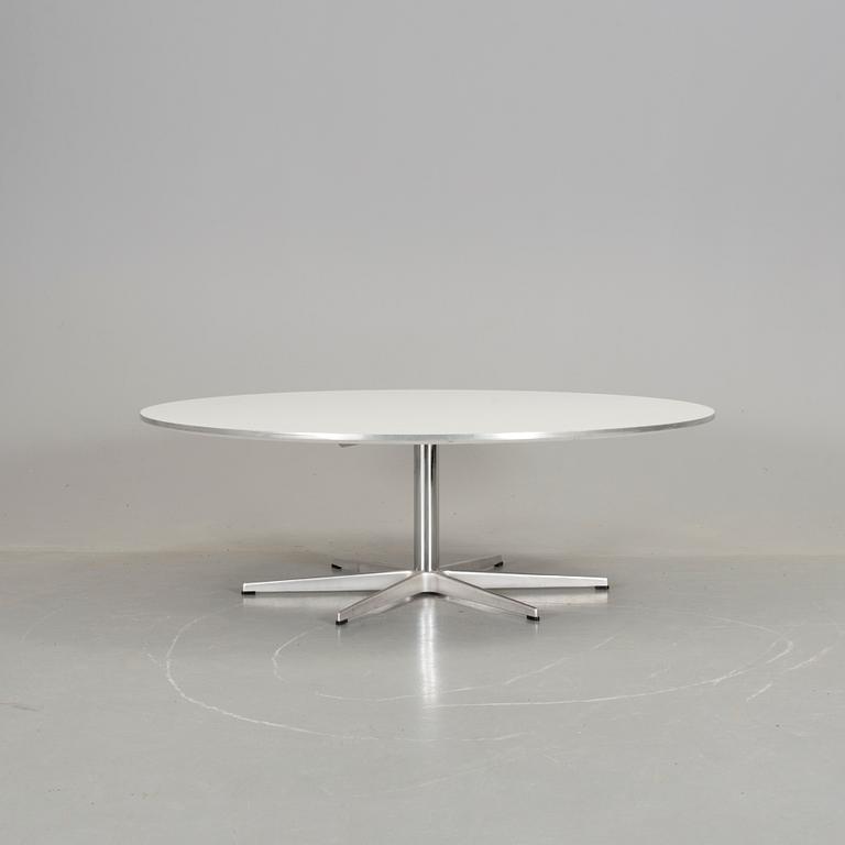 BORD, "A825", Piet Hein, Arne Jacobsen och Bruno Mathsson för Fritz Hansen, 2001.