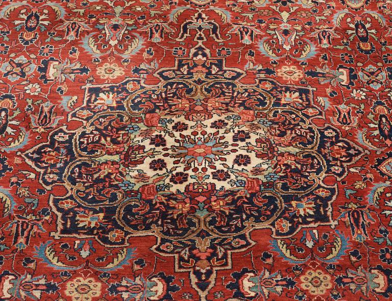 SEMI-ANTIQUE BIDJAR. 364 x 266 cm.