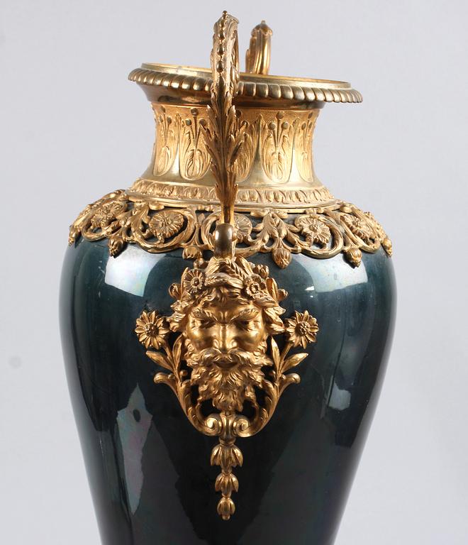 URNA, porslin och brons, 1800-talets slut.