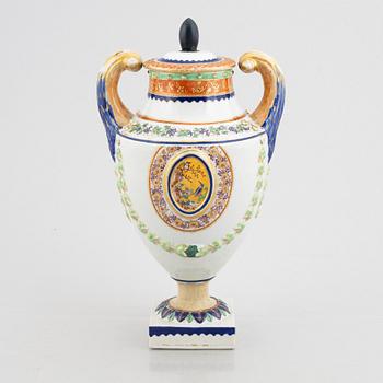 A famille rose 'Chinese Export' jar with cover, Qing dynasty, Qianlong (1736-95).