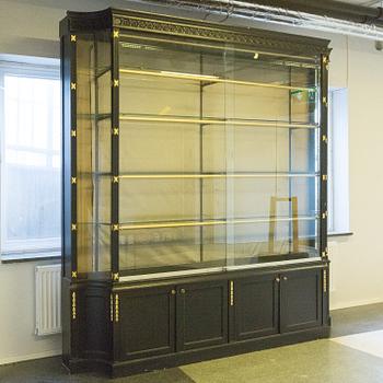 An early 20th century Gustavian style vitrine,