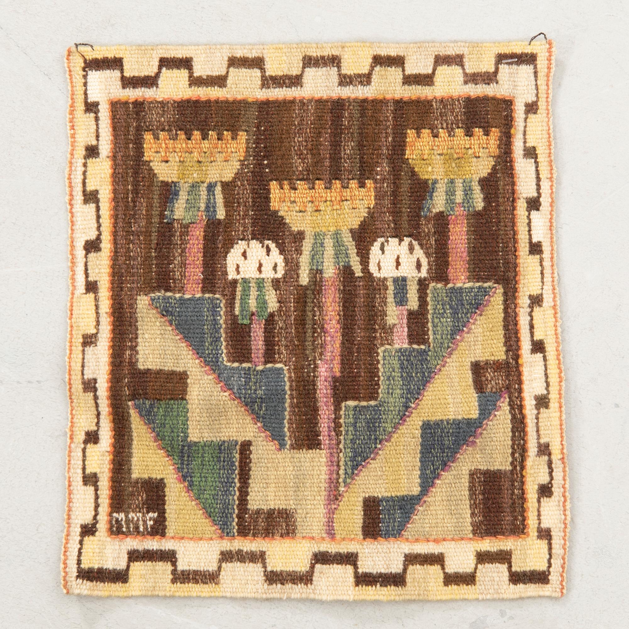 Märta Måås-Fjätterström, vävnad "Maskros" signerad gobelängteknik, etikettmärkt ca 36,5x32 cm.