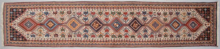 GALLERIMATTA, Shiraz, 1900-talets slut. Ca 429 x 96 cm.