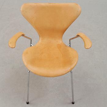 KARMSTOL, "Sjuan", Arne Jacobsen, Fritz Hansen, detta exemplar tillverkat 1966. Märkt undertill 0966.