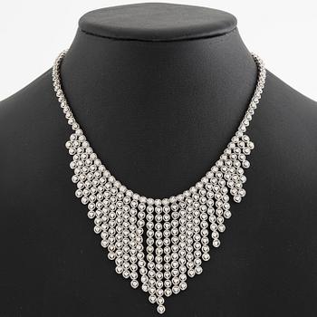 Collier 18K vitguld med briljantslipade diamanter.