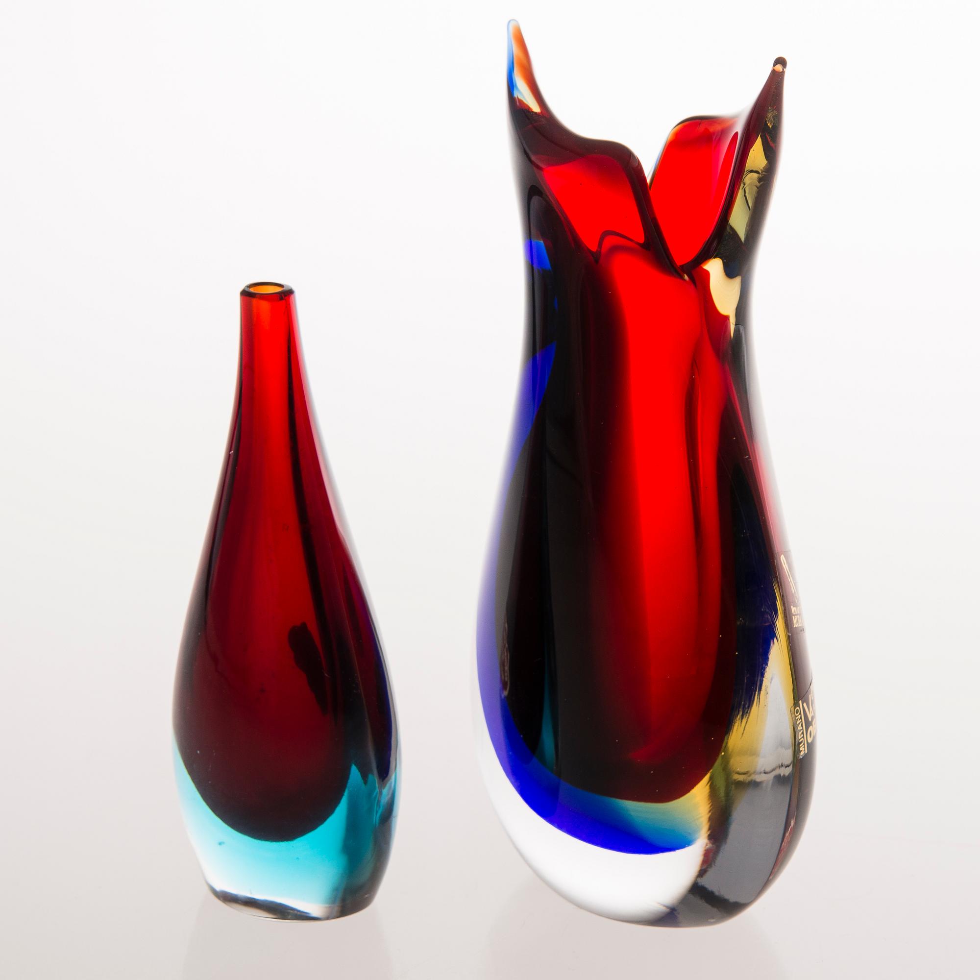 KONSTGLAS, 2 st, Murano, ena signerad Luigi Onesto, etikettmärkt Vetreria Artistica Oball. 1900-talets senare hälft.