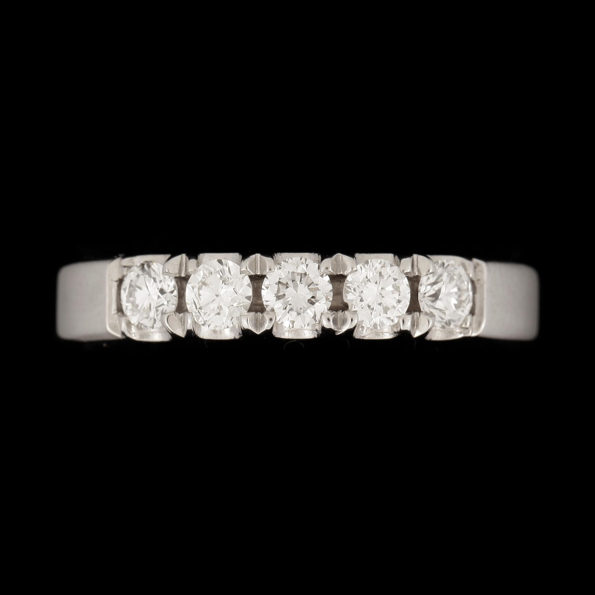RING, 14k vitguld, 5 briljantslipade diamanter tot ca 0,61ct. Vikt ca 6,0 gram.