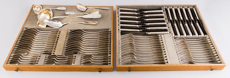 BESTICKUPPSÄTTNING, 89 delar, silver, i schatull "Helsingfors", Oskar Lindroos, Helsingfors 1917-1925.